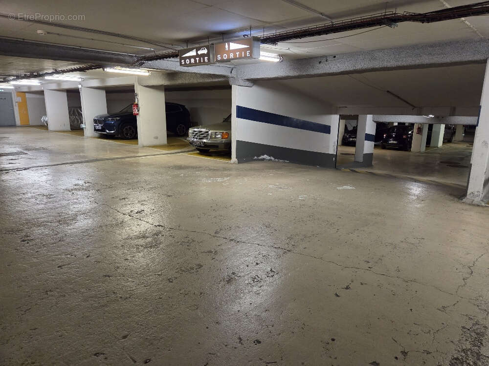 Grand emplacement de parking - photo 3