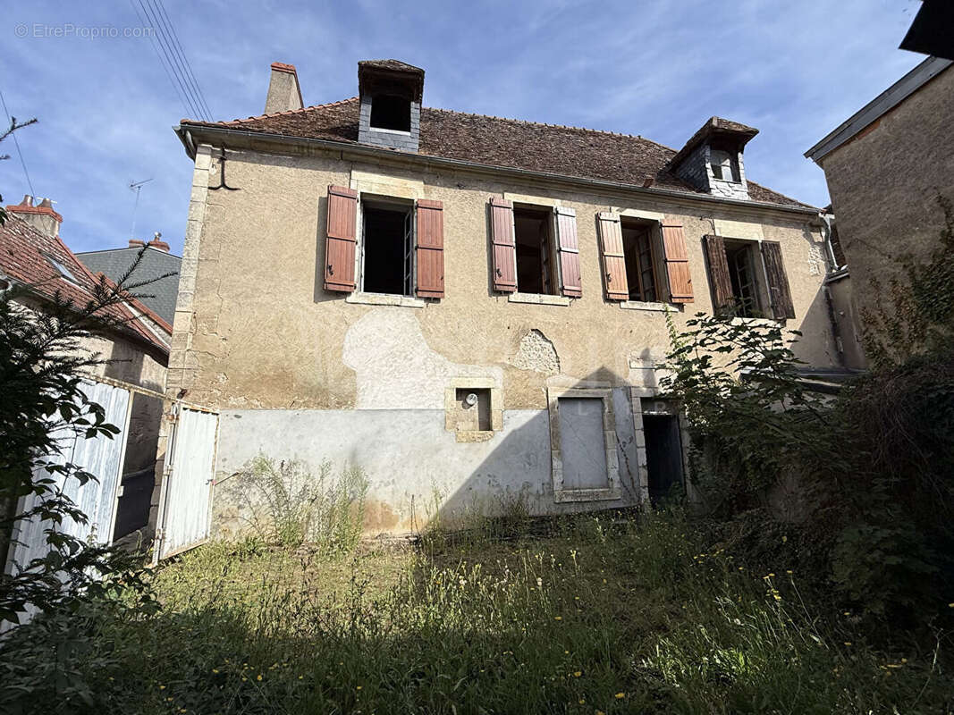 Saint-Satur (18300), Maison ancienne de 1729 avec dépendances - Terrain de 275 m². - photo 2