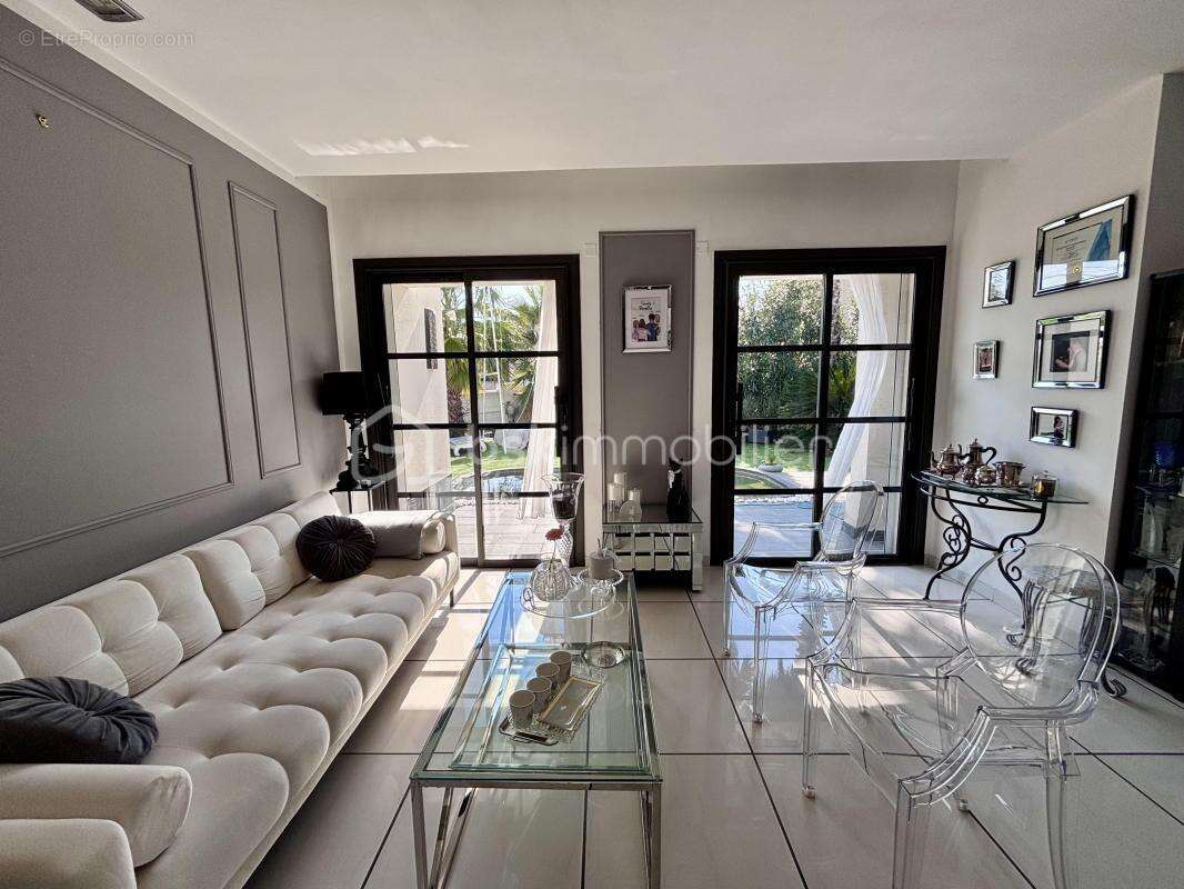 Agde – Maison T7 -  Plain-Pied - avec Piscine, Jacuzzi et garage - photo 2