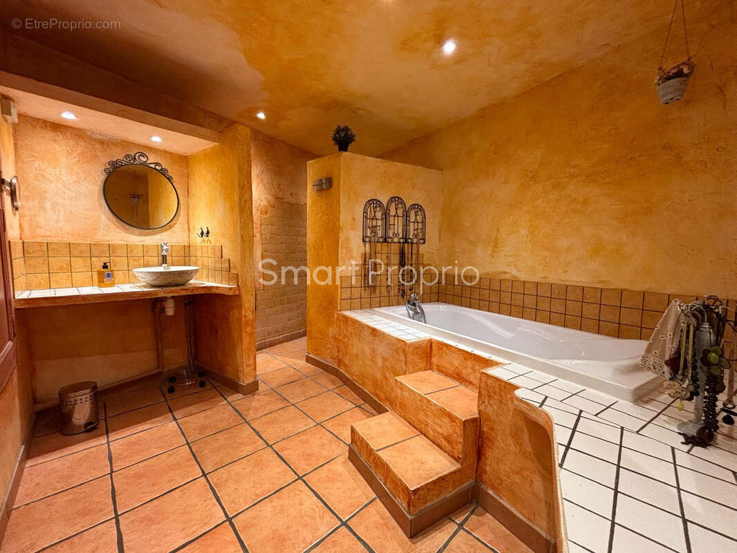 Maison rénovée à Gréoux les Bains   103 m2 habitables - photo 13