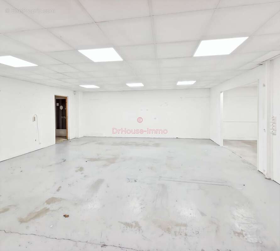 Commerce 336 m² à Montbizot  - photo 8