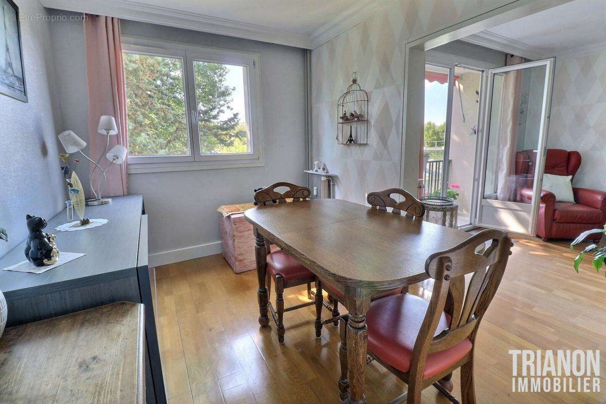 Appartement à LES CLAYES-SOUS-BOIS