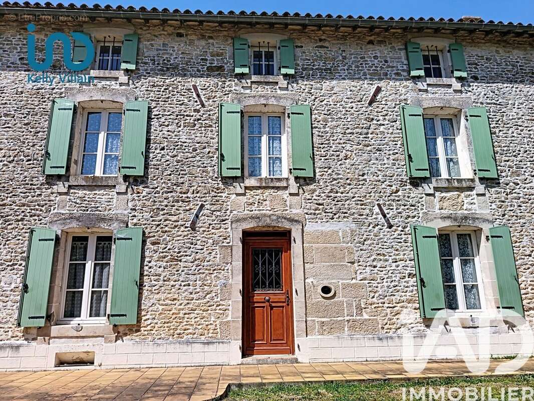 Maison 166 m² à Saint-Christophe-Sur-Roc  - photo 2