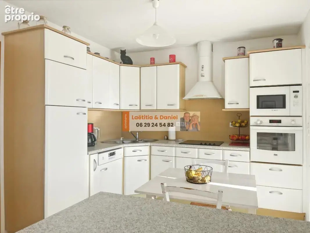 À 3 minutes de Verneuil-sur-Avre, cette maison de 140 m² vous séduira par ses beaux volumes, son terrain clos et arboré de 2 500 - photo 8