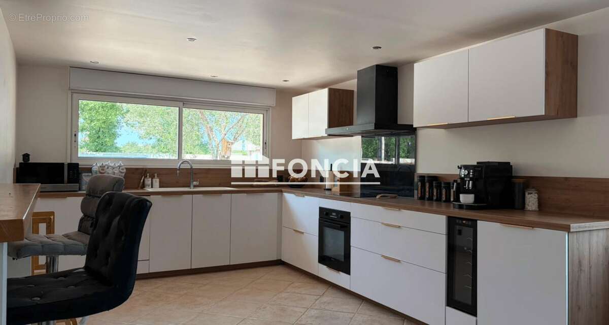 Le Montat, belle maison de 6 pieces, environ 134m2, sur une parcelle d'environ 2855 m2 - photo 6
