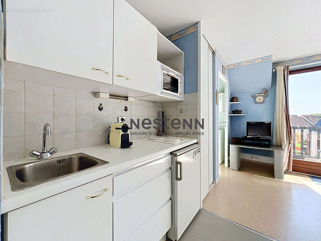 A vendre studio dernier étage avec coin nuit et balcon à deux pas de la plage - photo 6