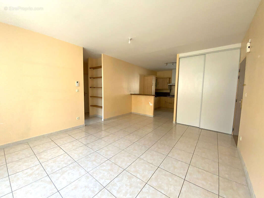 Centre de ste savine, spacieux t3 de plain pied de 73m² avec parking - photo 5