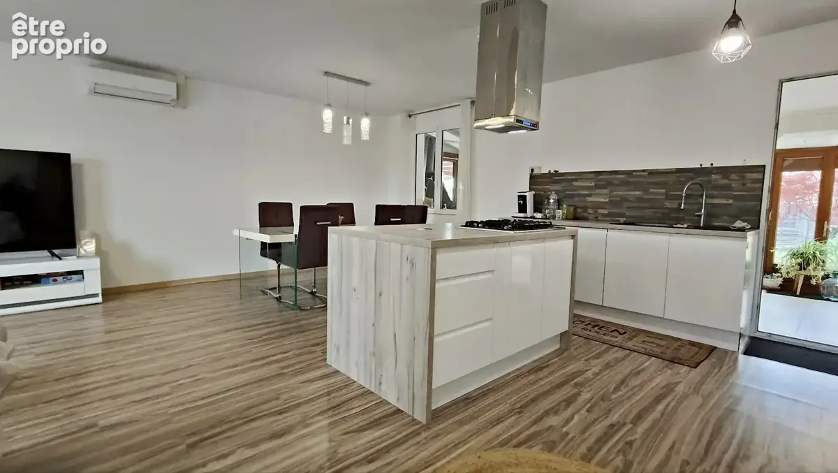 Maison avec véranda   Centre-ville d’Anglade (33390) - photo 7