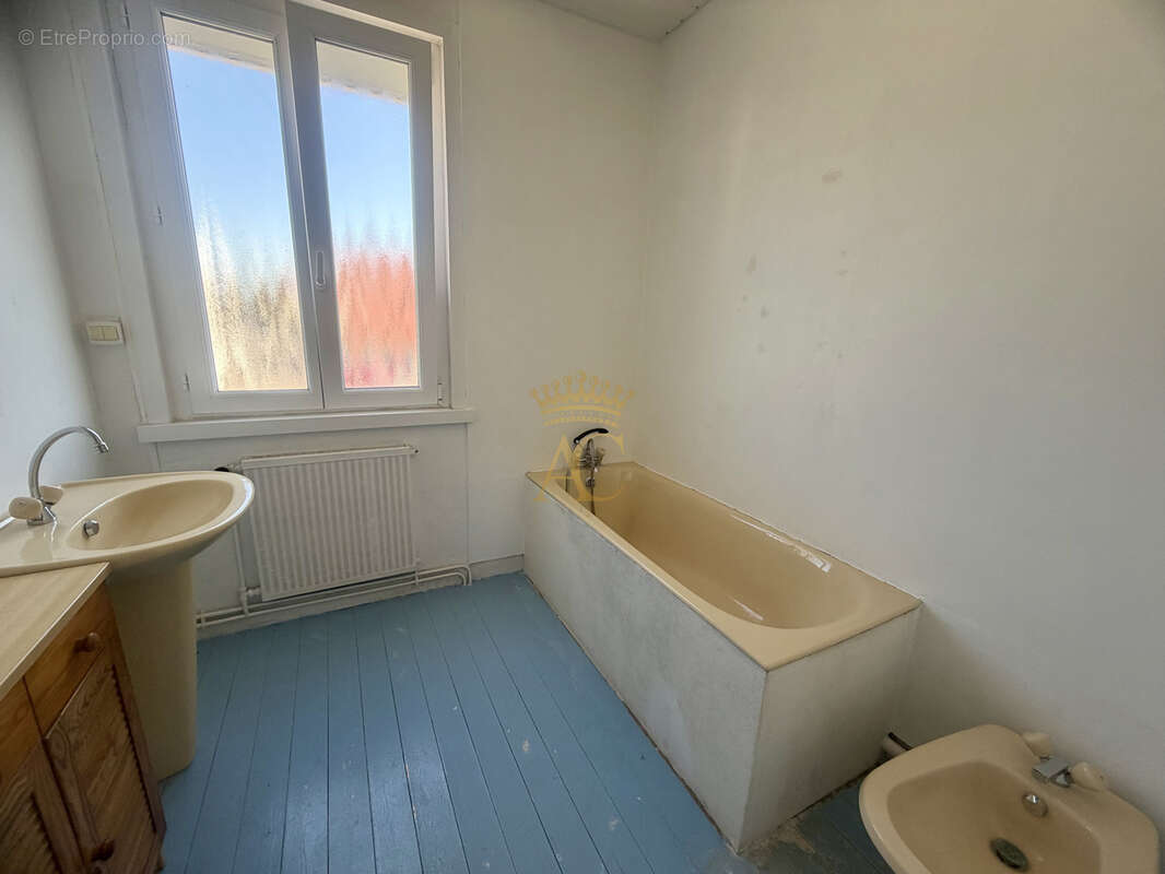 Idéal investissement locatif ou première acquisition : Maison à rénover dans un secteur calme de TREPIED - photo 8