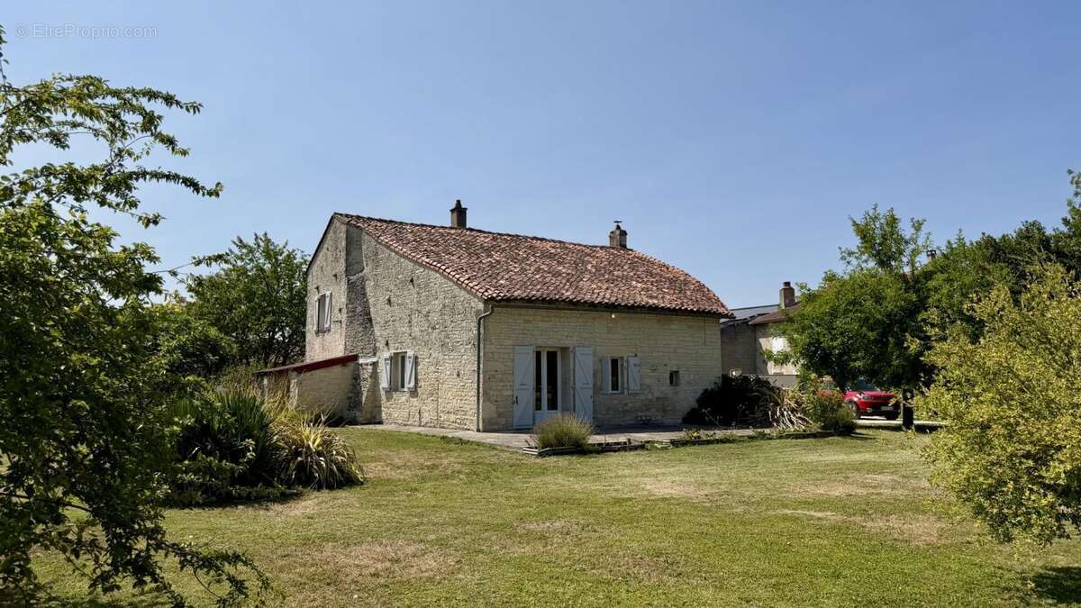 ? Maison charentaise rénovée à Aigre   146 m2   179 000 EUR FA - photo 11