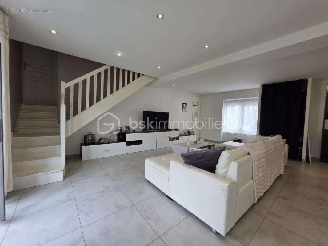 Maison à MONTCOURT-FROMONVILLE