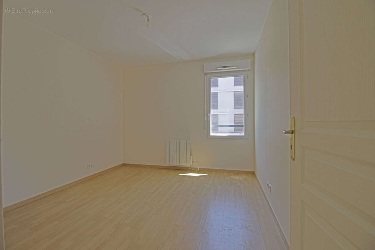 Appartement  avec terrasse en hyper-Centre de Meyzieu. - photo 7