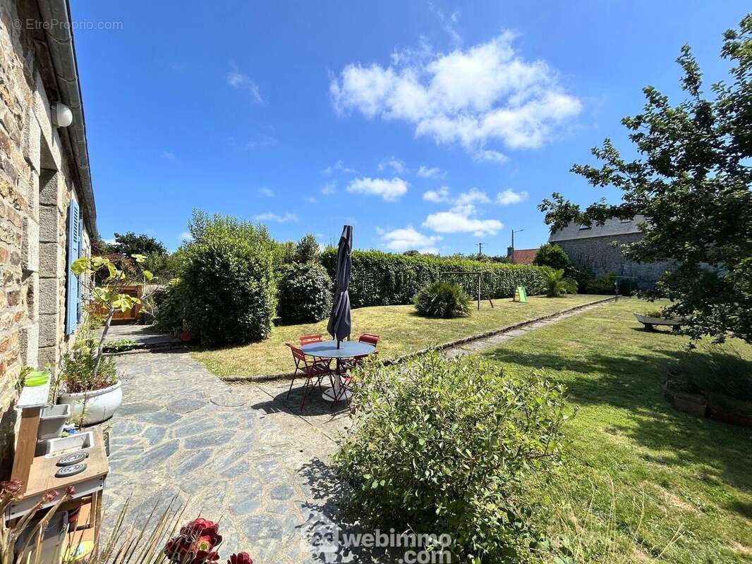 Maison à TREDREZ-LOCQUEMEAU