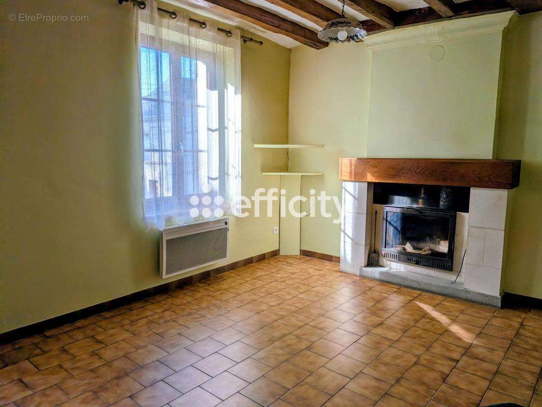 Maison à VILLAINES-LES-ROCHERS