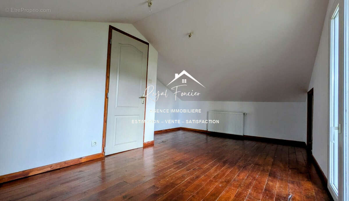 Chambre 1er étage - Maison à CHATELLERAULT