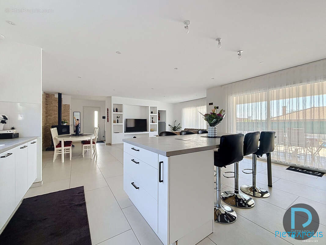 Maison 137 m² à Perrex  - photo 7