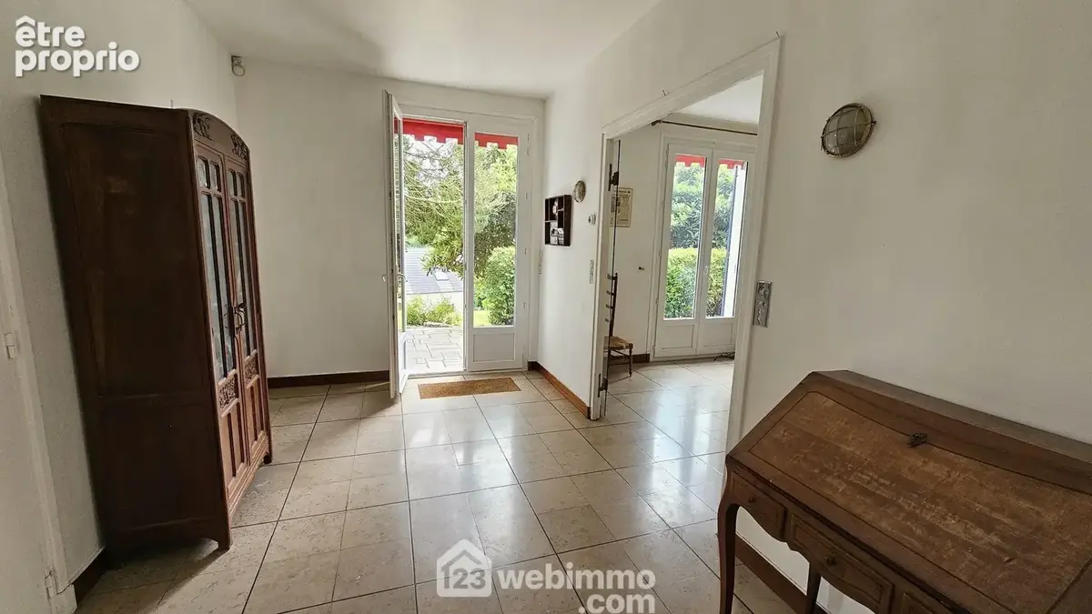 Une spacieuse entrée de 11 m² avec son grand placard.