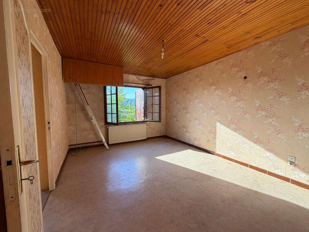 LA GRAND CROIX - Maison de Ville avec travaux 88m2 et jardinet - photo 3