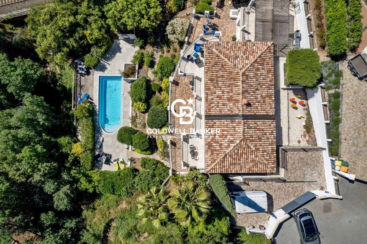 Située dans un domaine privé et sécurisé d’Agay à Saint-Raphaël, opportunité d’investissement rare sur la Côte d’Azur, alliant e - photo 10