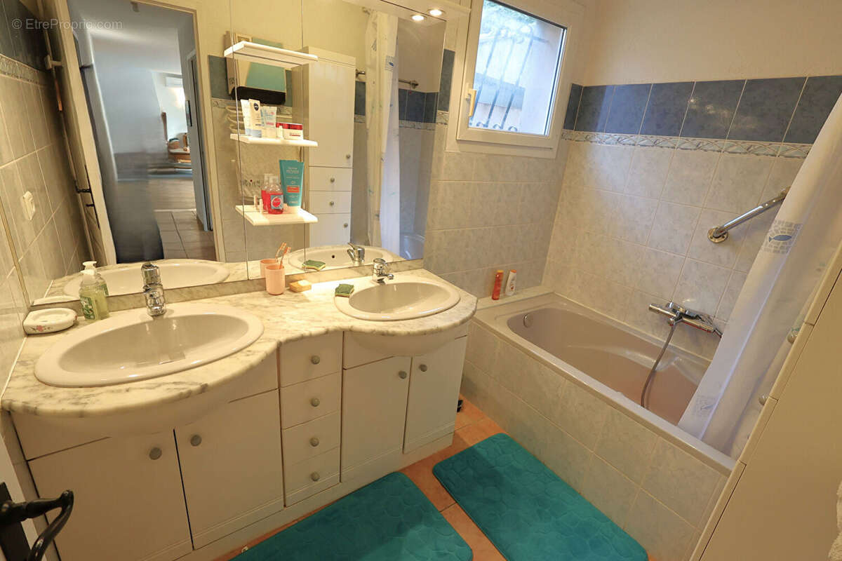 Maison à SAINT-CEZAIRE-SUR-SIAGNE