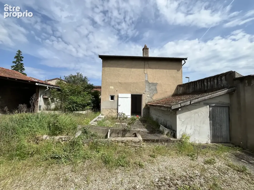Centre de Craponne, maison individuelle à rénover avec dépendances sur terrain de 800m2. - photo 18