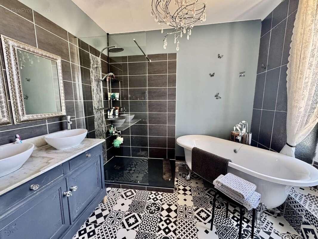 Élégante Maison de Maître avec Piscine Chauffée et Parc Arboré - photo 9