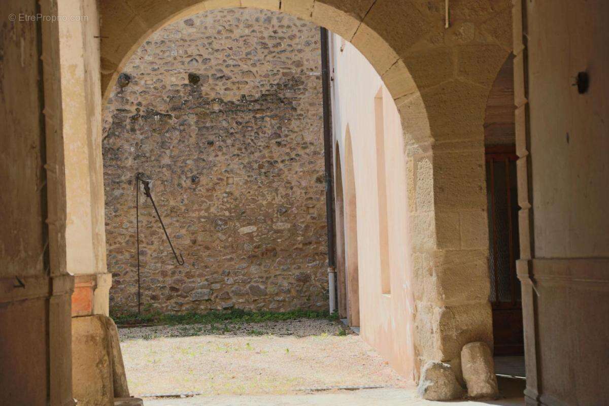Hôtel particulier du 18ème siècle ouvrant sur cour fermée - photo 8