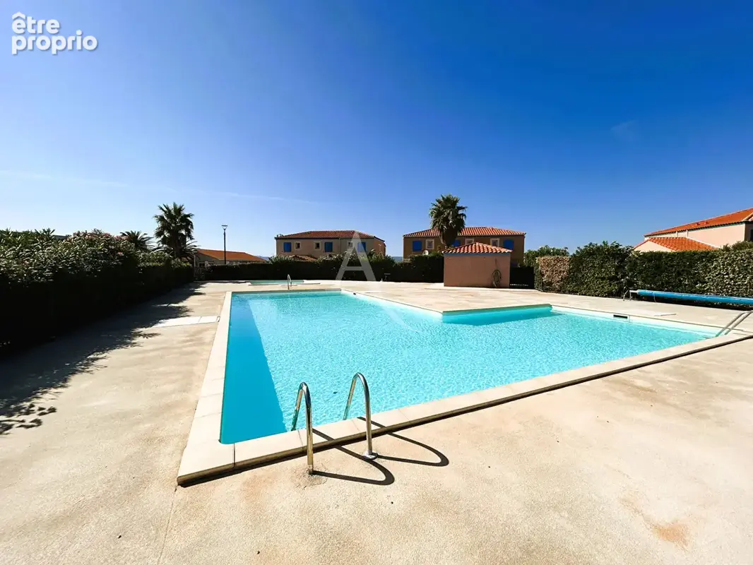 Maison 3 pièces, jardin, patio commun  + place de parking et piscine collective vendue entièrement meublée! - photo 17