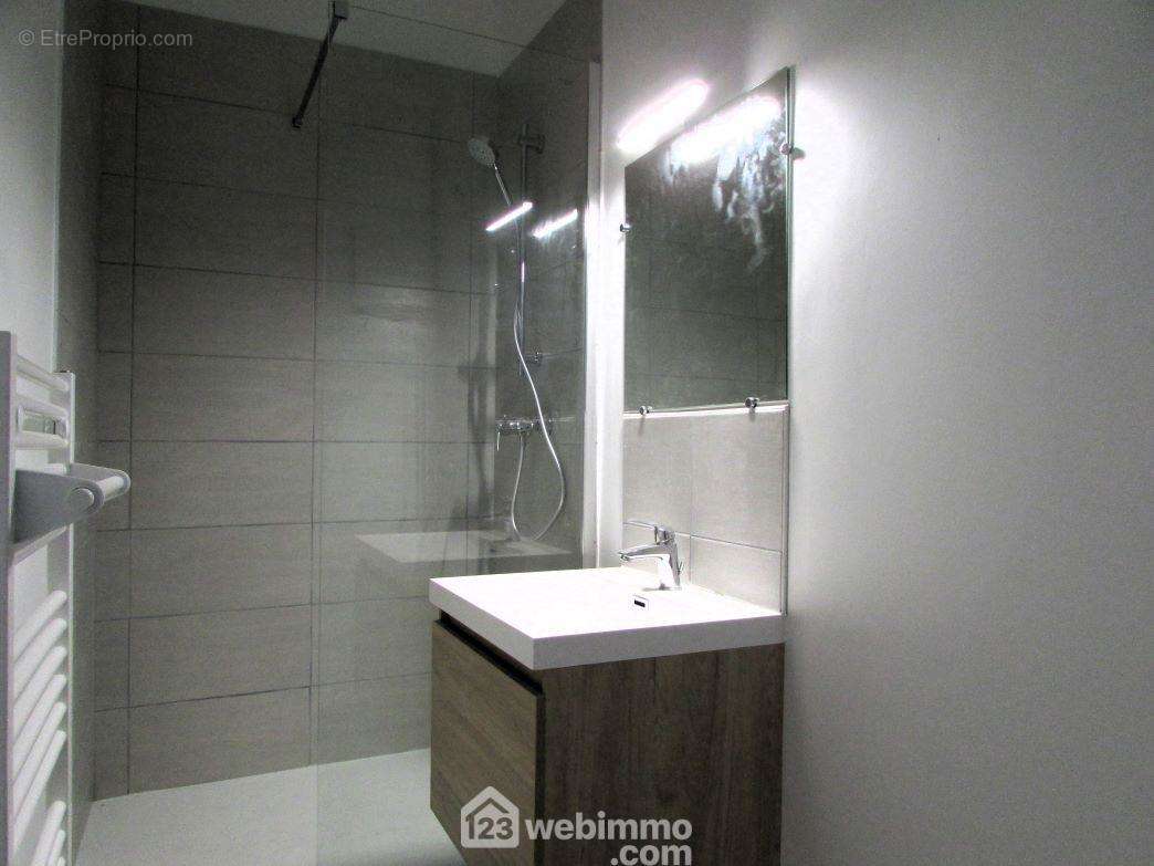 Attenante, la salle d&#039;eau avec douche italienne. - Appartement à CHATELLERAULT