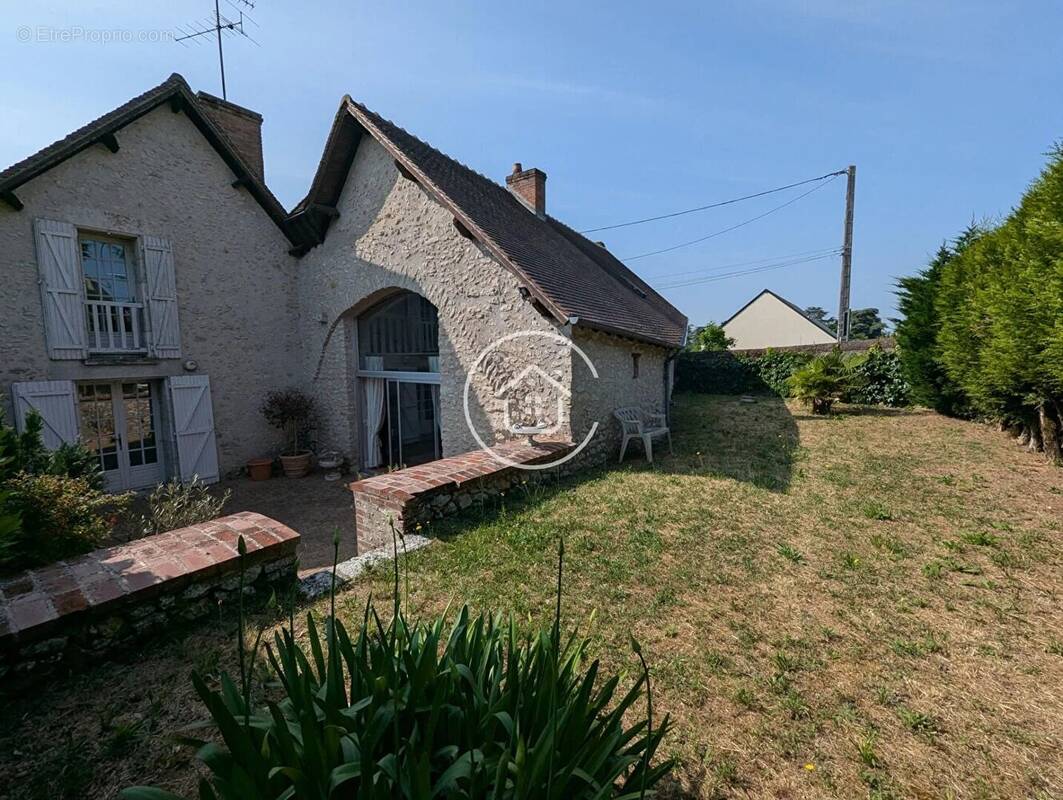 Maison à LA CHAUSSEE-SAINT-VICTOR