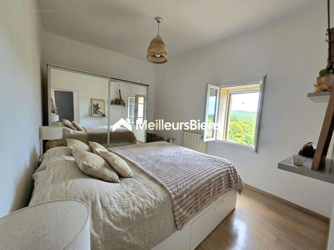 À 2 pas du Vidourle : ancienne école rénovée avec 4 chambres, garage et potentiel locatif - photo 14