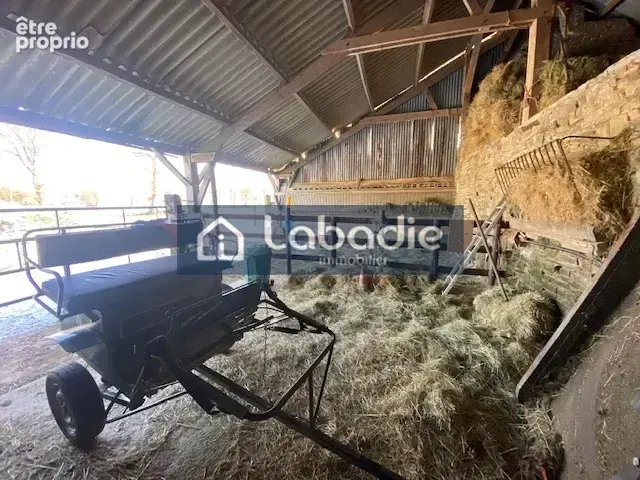 A 10mn de Vire, ancienne maison en pierres à réhabiliter avec extension en tôles, garage, terrain de 5600m2. - photo 6