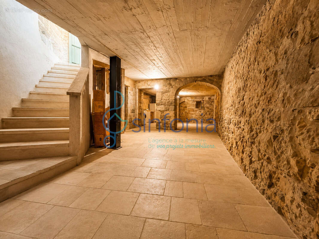 À 5 minutes d'uzès   maison de 160 m2 avec deux grandes terrasses et garage  50 m2 - photo 2