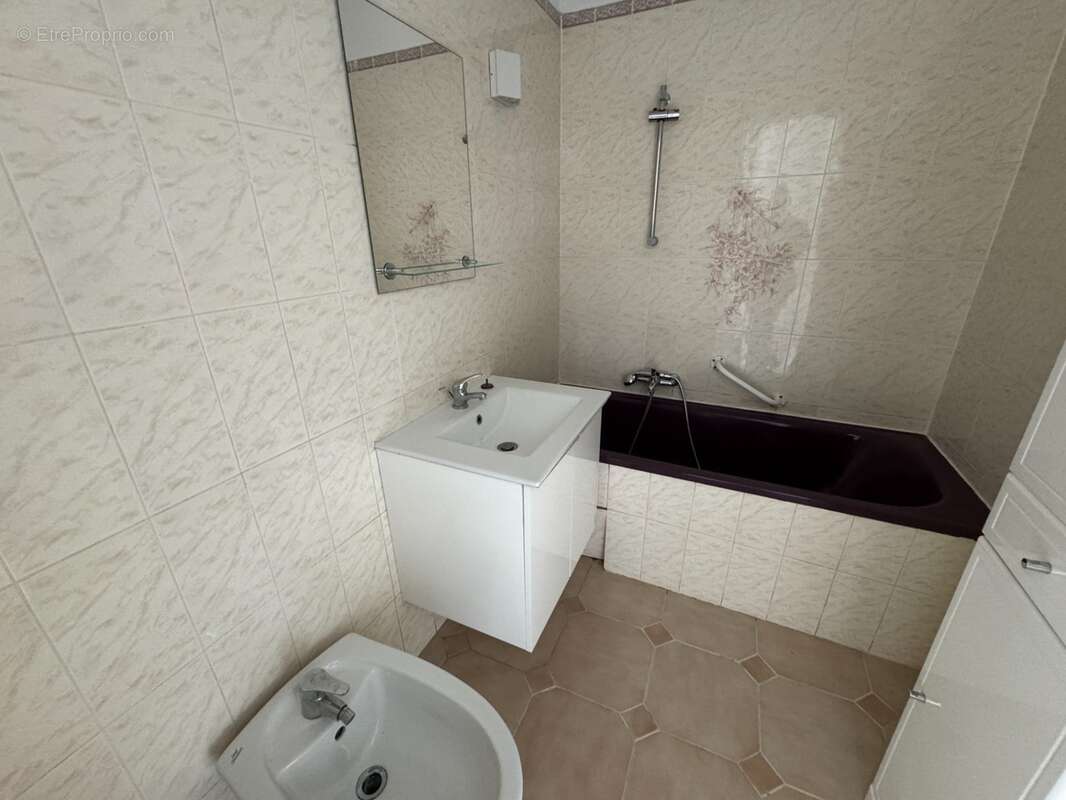 Bel appartement 5 pièces (3 chambres) avec terrasse, aperçu mer, cave et parking privé - photo 7