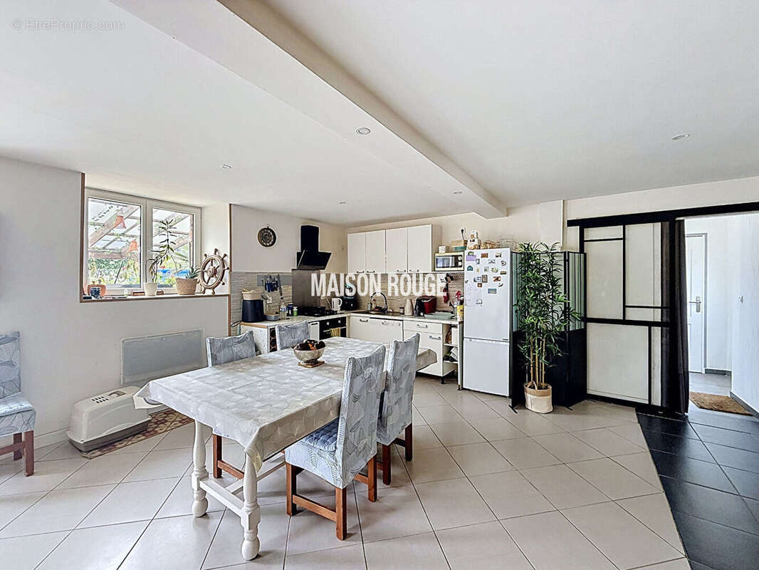 Maison en pierres avec potentiel  d'aménagement sur grand terrain - photo 2