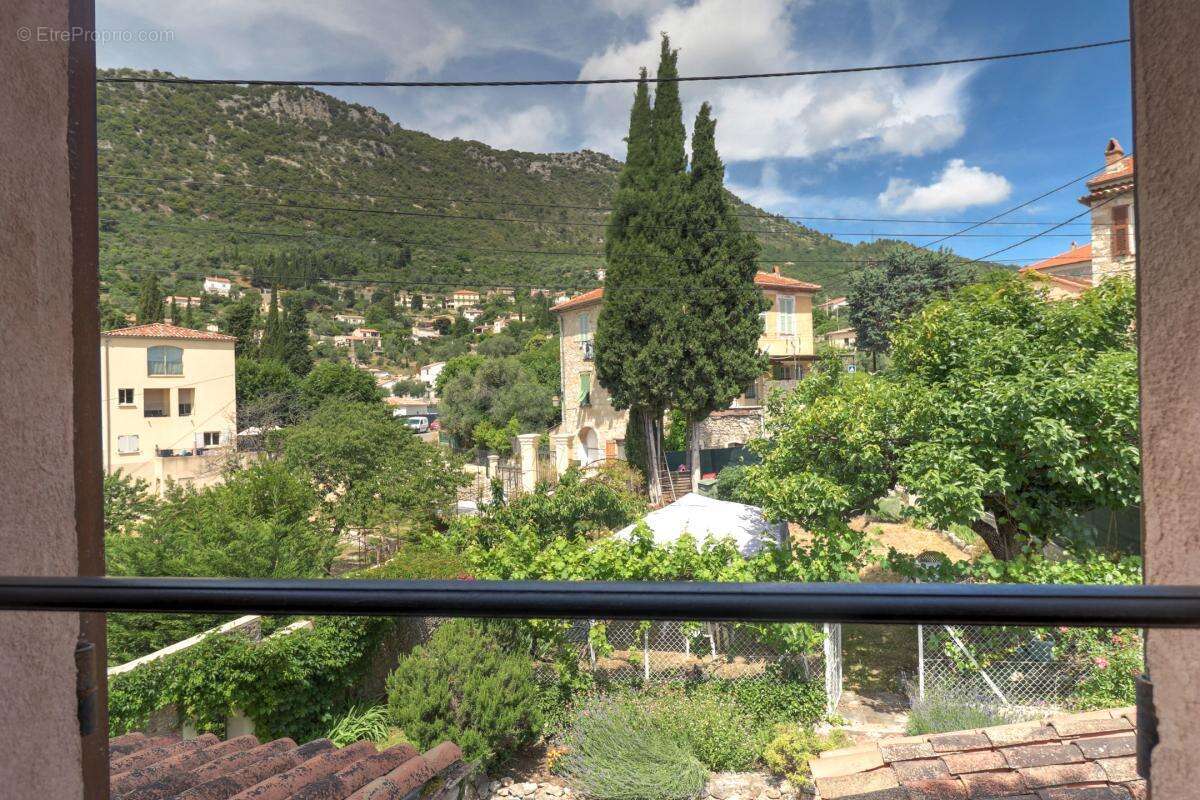 Maison à CHATEAUNEUF-VILLEVIEILLE