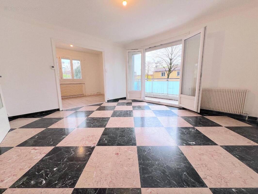   - Appartement à DECINES-CHARPIEU