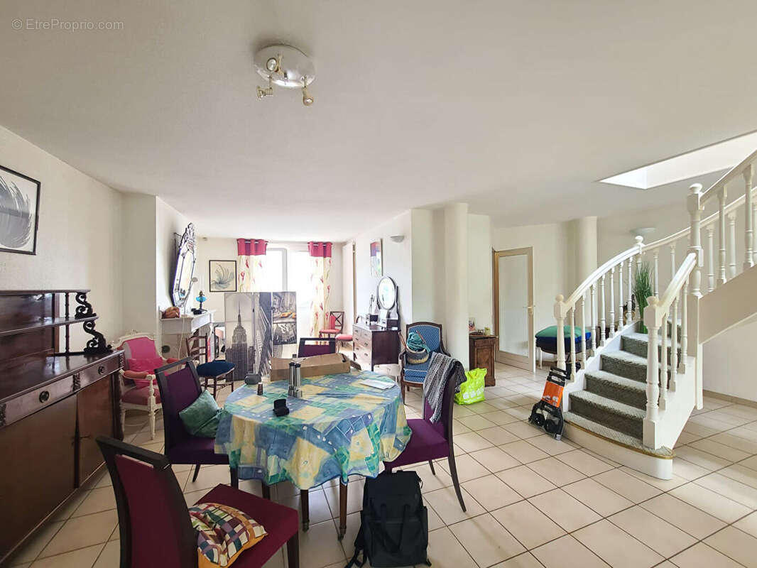 Maison familiale de 213 m² avec vaste terrasse / jardin, garage double - photo 2
