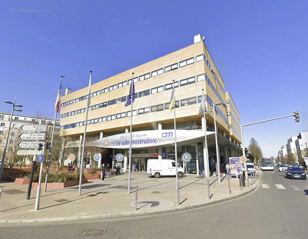 Local commercial CHILLY-MAZARIN 151 m² - photo 6