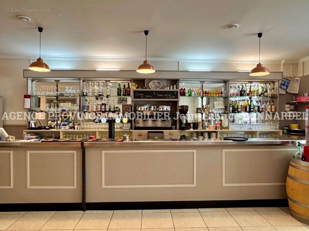 Commerce à SAINTE-CECILE-LES-VIGNES