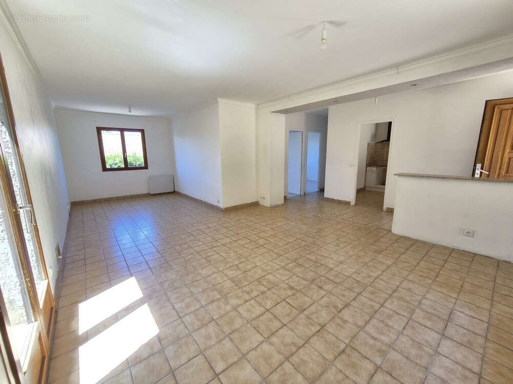 Maison 4 pièces de 91 m2 avec sous-sol complet   Le Péage-de-Roussillon   Proche gare - photo 4