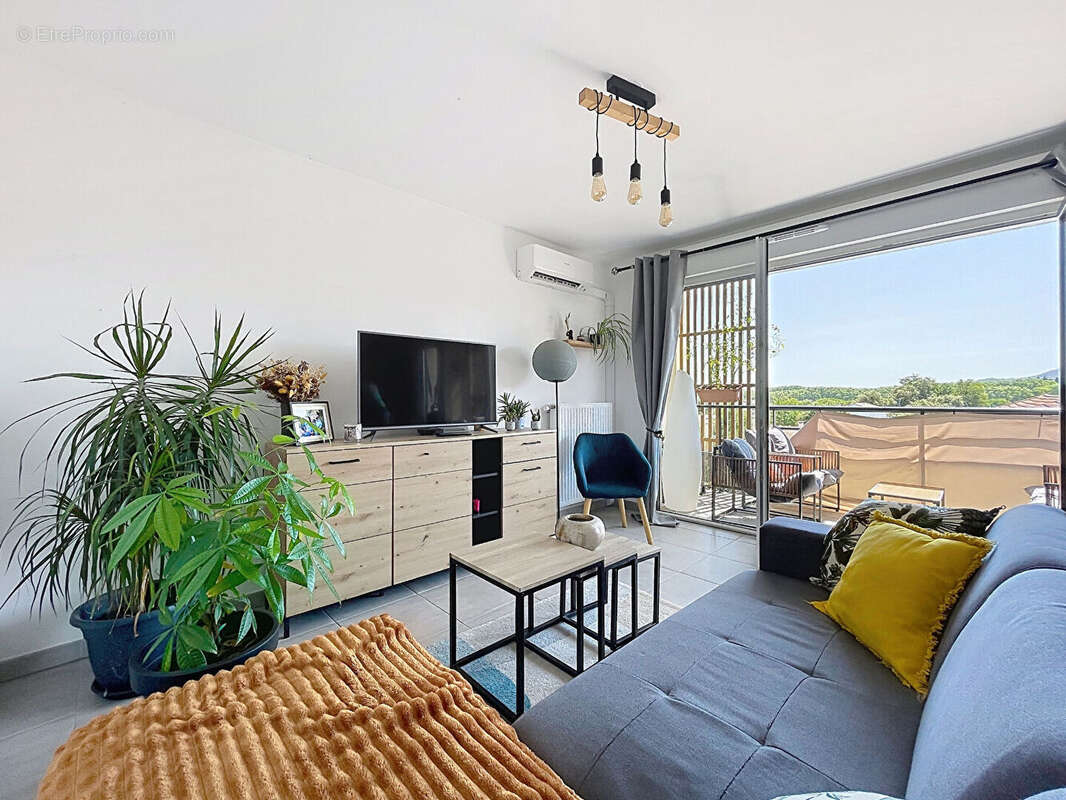 Appartement à LA ROQUE-D'ANTHERON