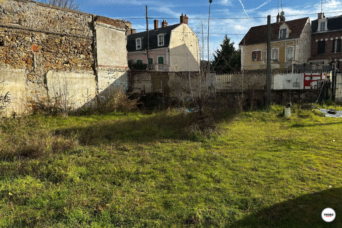 Terrain à LES MUREAUX