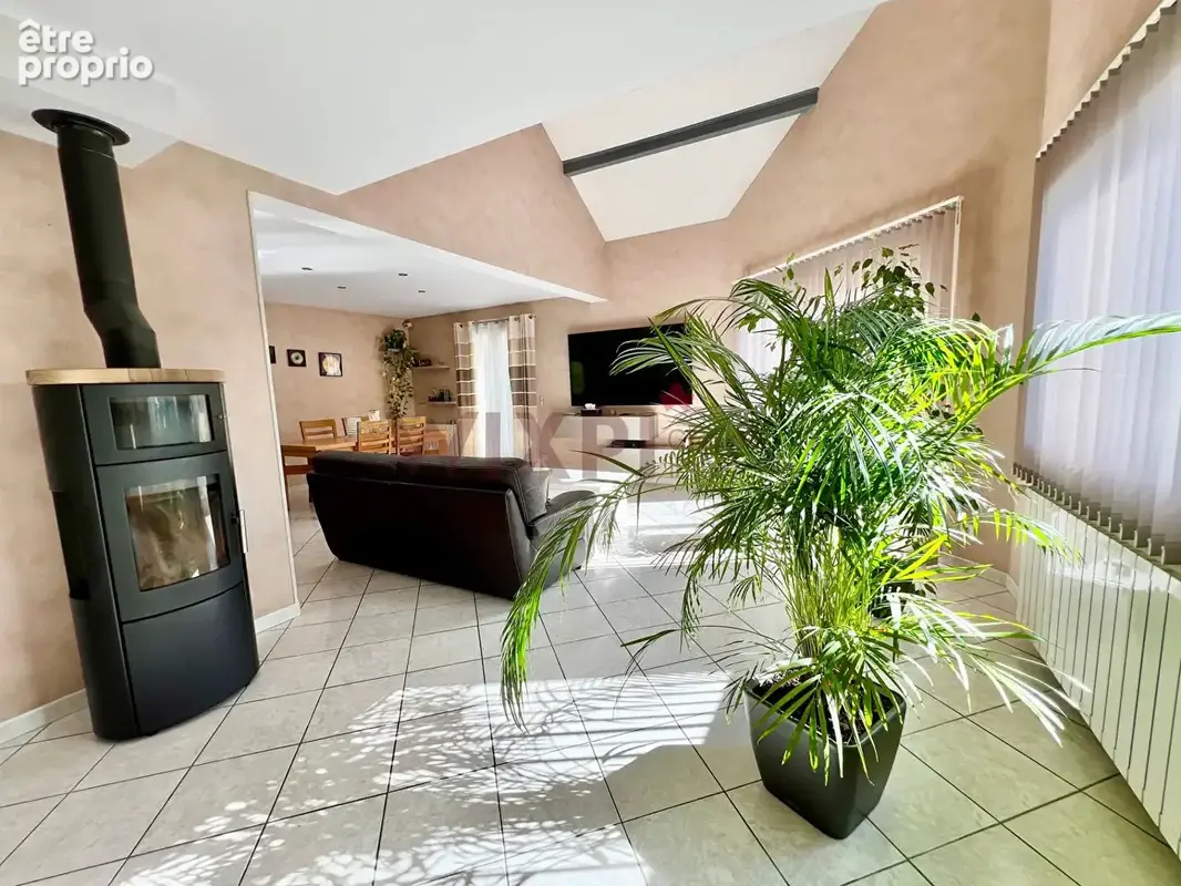 Photo Maison à Saint-Nazaire-Les-Eymes au prix de 549 000€