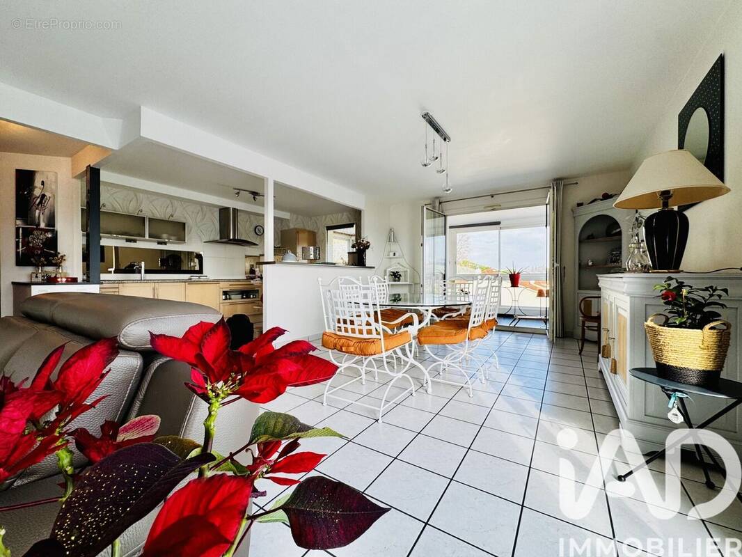 Photo 1 - Appartement à SAINT-PRIEST-EN-JAREZ