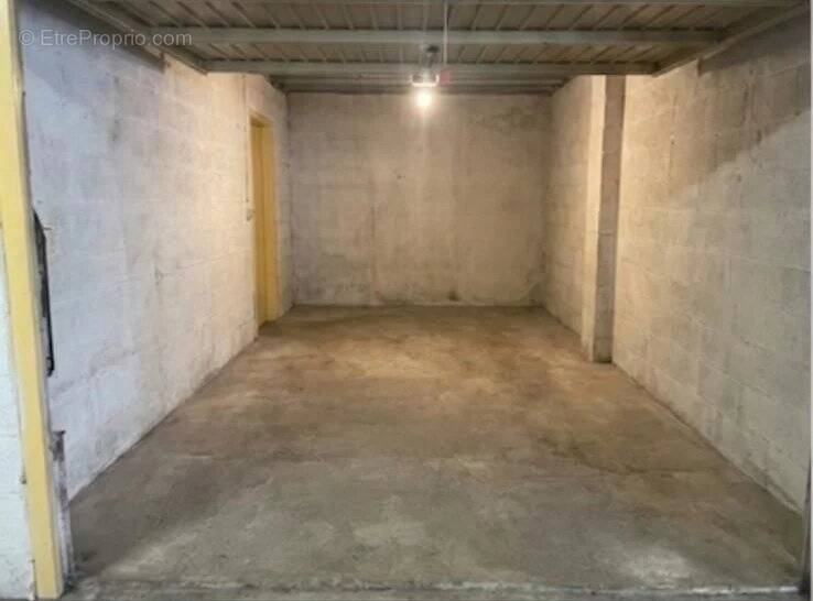 Parking à VILLENEUVE-LOUBET