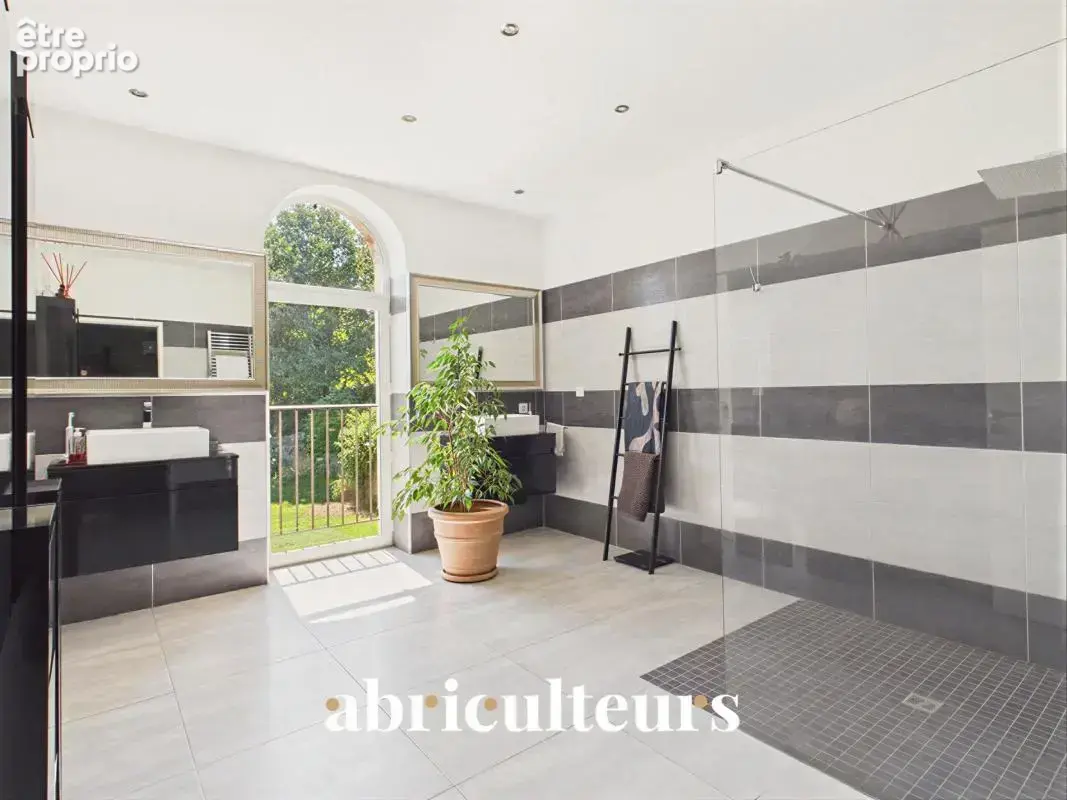 Mas provençal rénové de 249 m² avec dépendance en vente à Grans (13450) - photo 18