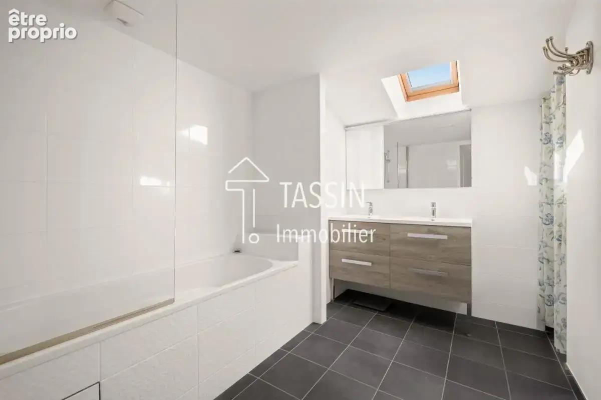 Craponne - Maison ancienne rénovée au calme avec piscine - photo 8