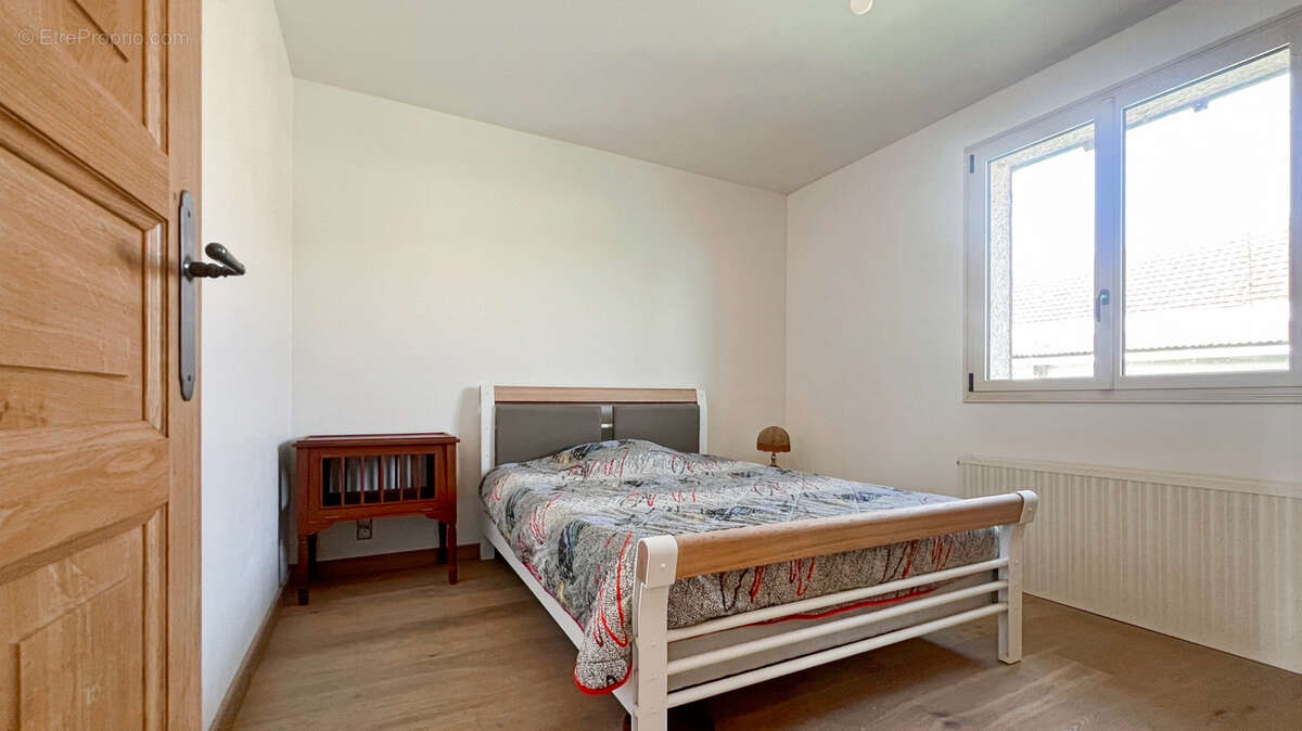 Maison rénovée avec potentiel de suite parentale, grand terrain et sous-sol total   Rare sur le secteur - photo 6