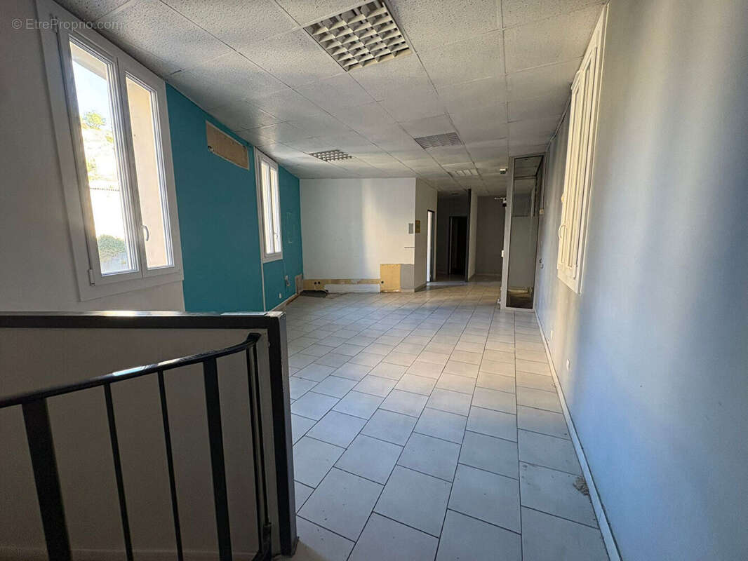 Local commercial  de 117 m² à Roquevaire - photo 3
